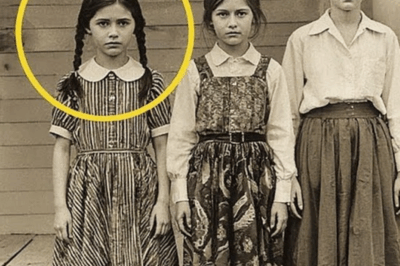 3 Women Pose For a Photo 100 Years Later, Scientists Zoom In & Are Left Stunned. CH2