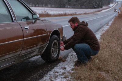 I Helped an Elderly Couple with a Flat Tire on the Highway – a Week Later, My Life Completely Changed